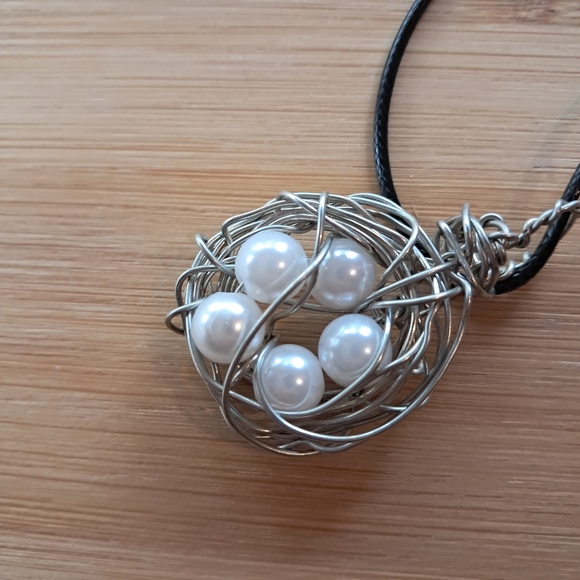 Elegant Silver Wire Nest Necklace with Pearls - Picture 5 of 5